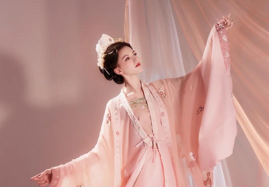 Song-style Hanfu styling